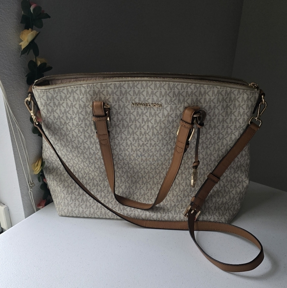 Michael KORS Michael Kors Satchel beige print tan leather trim.